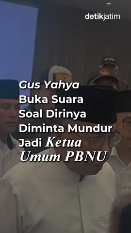 Ketua Umum PBNU, Gus Yahya diminta mundur dari jabatannya melalui sebuah risalah Rapat Harian Syuriah PBNU yang digelar pada Kamis (20/11) di Jakarta.  Dalam rapat yang dihadiri 37 dari 53 pengurus harian syuriah, Rais Aam KH Miftachul Akhyar dan dua Wakil Rais Aam disebut meminta Gus Yahya mundur dalam waktu tiga hari sejak keputusan diterima. Jika tidak, rapat menyatakan akan memberhentikannya dari jabatan Ketua Umum PBNU. Keputusan itu didasarkan pada tiga poin, salah satunya terkait kegiatan Akademi Kepemimpinan Nasional NU (AKN NU) yang menghadirkan narasumber yang dinilai berhubungan dengan jaringan Zionisme Internasional. Kegiatan tersebut dianggap bertentangan dengan nilai-nilai NU dan mencemarkan nama baik organisasi. Gus Yahya pun buka suara terkait itu! #detikjatim #infojatim #nahdlatululama #pbnu #nahdliyin 