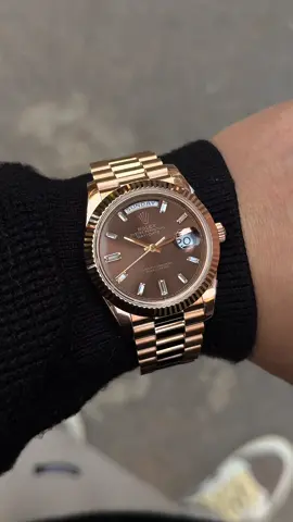 Day-Date 40mm mặt Chocolate – vẻ đẹp sang trọng theo cách rất “ngọt”, nhưng lại đầy quyền lực. Tone nâu trầm mê hoặc, ánh lên dưới mọi góc sáng như lớp socola bóng mịn, nhìn một lần là nhớ, nhìn hai lần là muốn đeo ngay. Form 40mm nam tính – lịch sự – đẳng cấp. Bộ lịch ngày & thứ đặc trưng của Day-Date vẫn luôn là biểu tượng của người thành đạt: ít nói nhưng nổi bật, tinh tế nhưng đầy uy thế.  #nguyenduywatch #luxury #watches #luxurywatches #foryou 