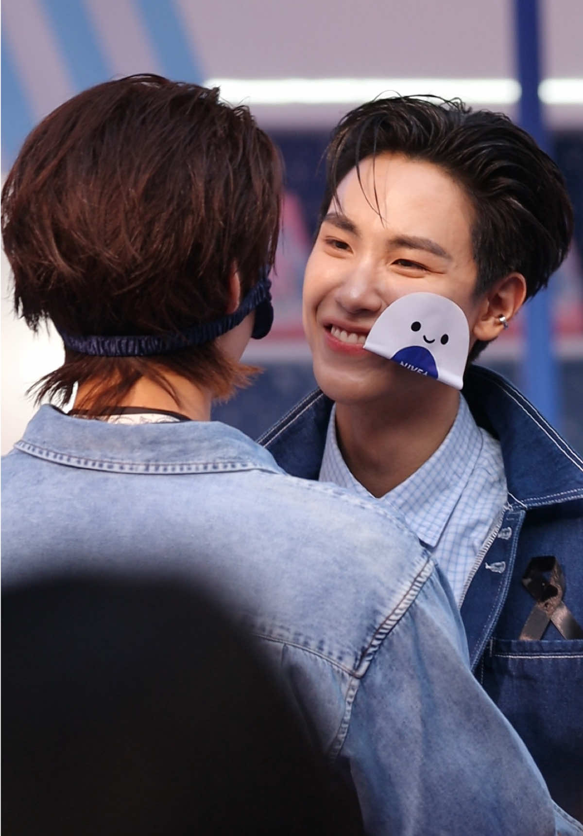 พี่จูก็เก็บทรงไม่อยู่หรอคะ 🤭 คนตรงหน้าน่ารักขนาดนั้น เข้าใจค่ะๆ …เรารักกันจะตายเนอะ… @junniorrs @Markjrtn  #NIV#NIVEAxJuniorMarkV#NIVEASoftSkinWonderlandn#JuniorMarknniorrs #markjrtn 