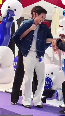 ขอโทษแม่ๆพี่จูด้วย คือน้องมาร์คแกชอบเล่นกับพี่จูมาก ไม่ได้เอาคืนที่พี่จูแกล้งแกแต่อย่างใด 5555 🙂‍↔️ #NIVEAxJuniorMark #นีเวียผิวใสเนียนนุ่มน่าHug #NIVEASoftSkinWonderland #junniorrs #markjrtn  @junniorrs @Markjrtn 