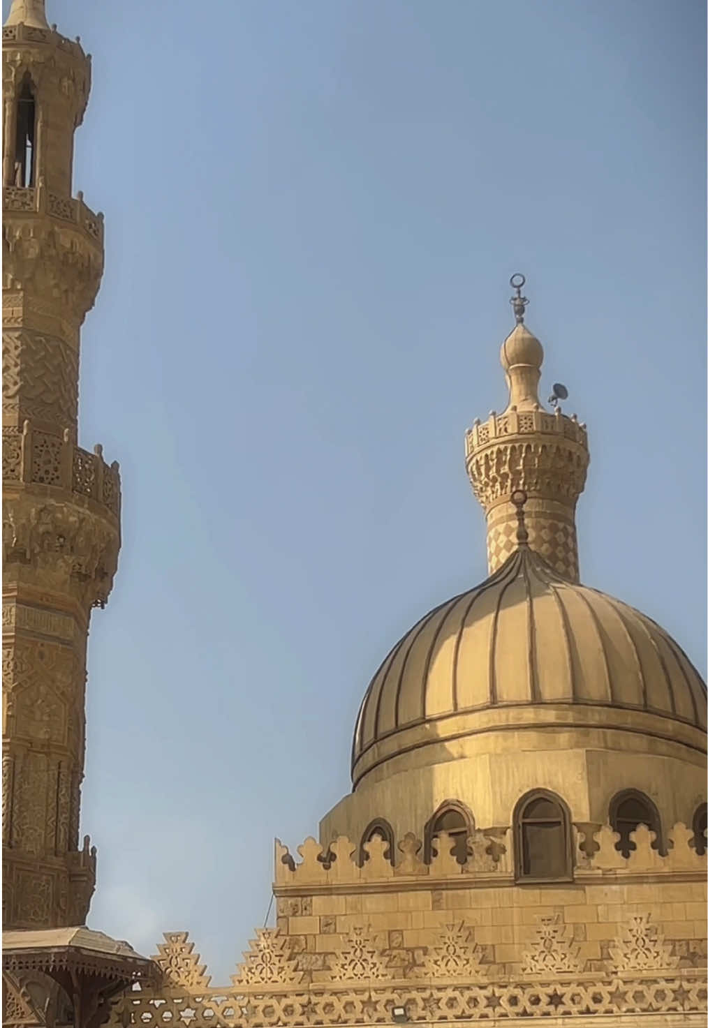 Ribuan tahun berdiri, rasanya masjid Al-Azhar selalu gagal membuatku tidak jatuh cinta. Jatuh Bangun di Tanah Piramida 🥀 #jatuhbangunditanahpiramida #fyp #xyzbca 