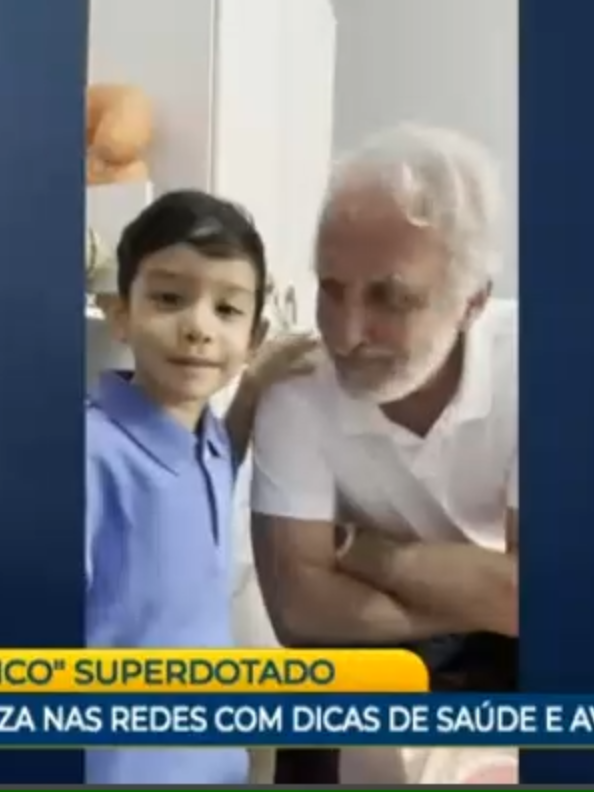 O “mini-médico” Davi Milhomem Giordani, de Goiânia, viralizou em outubro de 2025. Com apenas 5 anos, ele já acumulava milhões de seguidores nas redes sociais e, dias depois, em novembro, fez um discurso emocionante no Senado Federal sobre a importância da divulgação de informações de saúde. Davi, diagnosticado como superdotado, começou a chamar atenção em 2025 ao compartilhar curiosidades sobre o corpo humano e dicas de saúde em vídeos que ultrapassaram 10 milhões de visualizações. Seu carisma e conhecimento precoce renderam o apelido de “Mini Médico”, e seu sonho declarado é se tornar cardiologista. Editar em uma página Ver mais Pouco depois, em 3 de novembro de 2025, Davi discursou na tribuna do Senado Federal, em Brasília. Ele destacou que “quanto mais as pessoas estiverem informadas, mais saudável nosso Brasil será”, defendendo o papel das redes sociais na prevenção de doenças. O vídeo viralizou, alcançando mais de 6 milhões de visualizações e consolidando sua imagem como um pequeno influenciador da saúde. G1 Minimédico goiano de 6 anos faz discurso no Senado - G1 Mostrar tudo DAVI GIORDANI & SUA MÃE ÉRICA (FUTURO MÉDICO ... youtube.com Além de entrevistas com a mãe, Érica, que acompanha sua rotina, há registros de como foi descoberto seu talento e interesse precoce pela medicina. Esses momentos revelam não apenas sua inteligência, mas também o apoio familiar que o ajuda a lidar com a exposição e o sucesso. SBT News 