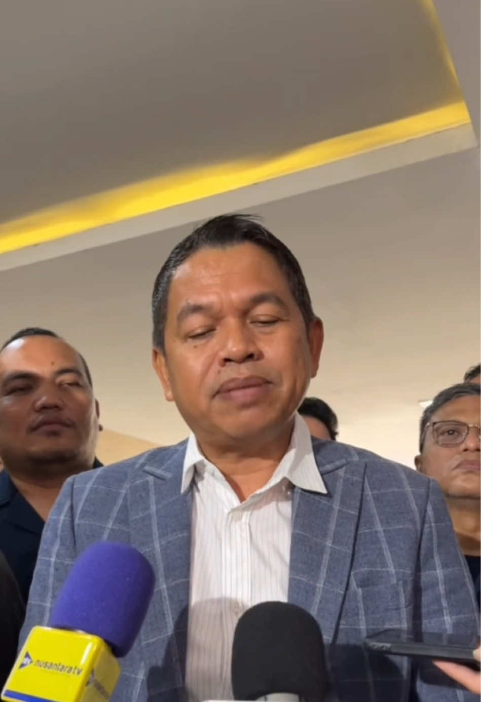 Kasus Vina Cirebon 2016-2025 belum tuntas! pihak keluarga korban Vina mengatakan bahwa peristiwa ini adalah pembunuhan dan pemerkosaan. dan pihak pengacara 7 terpidana meyakini kalau kasus ini adalah kasus kecelakaan dan tidak ada peristiwa pembunuhan. lalu peristiwa apa yang benar? tahun 2024 keluarga 7 terpidana didampingi KDM dan kurang lebih 156 pengacara menjadi kuasa hukum 7 terpidana dan 1 mantan terpidana Saka Tatal mengajukan PK (peninjauan kembali) dengan menghadirkan banyak saksi baru di persidangan. namun upaya PK ditolak Mahkamah Agung, itu artinya tidak ada novum baru, dan saksi-saksi yang dihadirkan dipersidangan tidak dianggap oleh Hakim dan tidak ada kekhilafan hakim yang memutuskan dan menetapkan perkara ini ditahun 2016-2017. itu artinya putusan ini sudah inkrah dan final. hukuman penjara seumur hidup bagi 7 terpidana tetap berlaku. namun menyisakan kejanggalan yaitu dalam putusan Inkrah ada 3 nama DPO, akan tetapi tidak dicari oleh pihak berwenang. itu yang menjadi pertanyaan besar! apakah DPO itu benar ada? atau tidak ada? jika ada kenapa pihak berwenang tidak mencari dan menangkap 3 DPO? padahal alamatnya sudah jelas ada. masa polisi tidak bisa menangkap? katanya Kepolisian Indonesia peringkat 3 dunia? lalu laporan soal kesaksian palsu di Polda Jabar & Mabes Polri tidak ada kejelasan sampai sekarang. dan juga informasinya bahwa Mabes Polri sudah membentuk Timsus dan sudah turun kelapangan. namun hasilnya tidak dipublikasi. apa temuannya Timsus? kemudian setelah upaya PK yang dilakukan KDM beserta 156 pengacara 7 terpidana ditolak, langkah hukum apa yang sebenarnya sedang dilakukan? upaya Amnesti? Abolisi? Grasi? Remisi? atau akan ada PK kedua? atau langkah lain? entahlah kita masih menunggu update nya. #7terpidana #kasusvina #vinacirebon #usuttuntas #keadilanharusditegakkan 