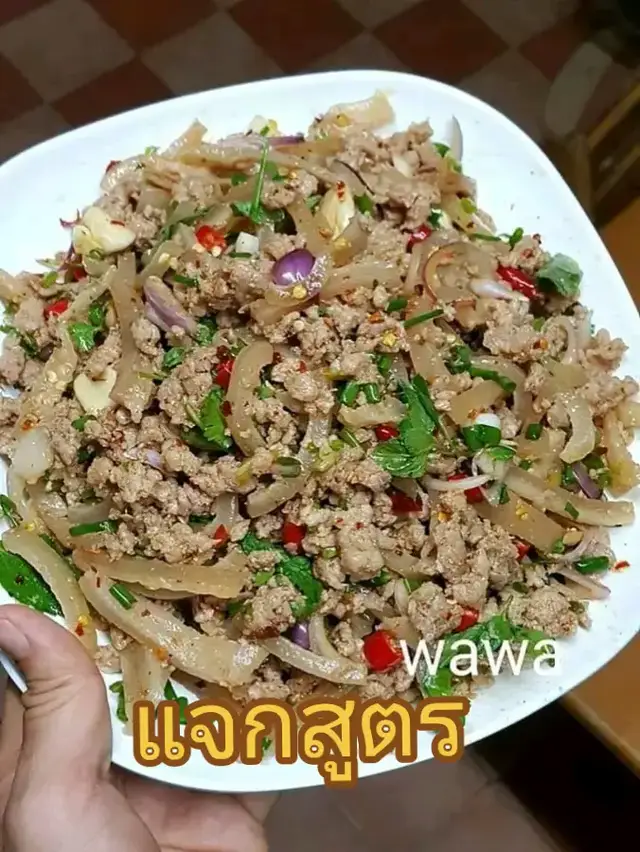 ลาบหมู แซ่บๆจร้า **ส่วนผสม** - หมูสับ 500 กรัม - หนังหมูต้มหั่น 200 กรัม - ใบสาระแหน่ 1 ทัพพี - ต้นหอมซอย 1 ทัพพี - ผักชีหั่นหยาบ 1/2 ทัพพี - หอมแดงหั่นหยาบ 2 ทัพพี - พริกเเดงหั่น 6-7 เม็ด ** เครื่องปรุง** - พริกป่น 1/2 ทัพพี - น้ำตาล 1/2 ชต. - น้ำมะนาว 2 ลูก - น้ำปลา 1 ทัพพี - ข้าวคั่ว 1 ทัพพี **ทานกับผักต่างๆ** - ถั่วฝักยาว  - เเตงกวาฯลฯ **วิธีทำ** 1.ใส่หมูสับลงไปรวนในกระทะ ระหว่างรวนใช้ทัพพีเขี่ยให้หมูแยกออกจากกัน เมื่อหมูสุกดีแล้วจึงปิดไฟ 2. นำหมูที่สุกมา เติมหนังหมูหั่นลงไป เติมหอมแดง, ต้นหอม, ผักชี และใบสาระแหน่ ปรุงรสด้วยน้ำมะนาว, น้ำปลา, ข้าวคั่ว, พริกป่นและน้ำตาล คนจนส่วนผสมทุกอย่างเข้ากัน ชิมรสตามชอบ ตักใส่จาน ทานกับผักสด #เมนูอาหาร #ลาบหมู  Cr. ครัววาวา