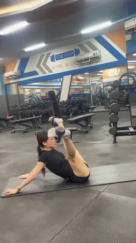 Hip mobility exercises you can do directly in the gym 😄 #yoga #yogadieuthien #flexibilitytraining #mobility #flexiblechallenge 