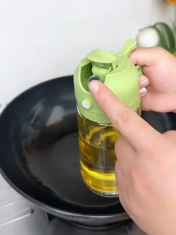 Bình Đựng Dầu Ăn Đa Năng 470ml – thủy tinh cao cấp, 2 chế độ phun & rót tiện lợi, dùng một tay dễ dàng, kiểm soát lượng dầu tốt hơn khi nấu ăn.#BinhDungDau#ChaiXitDau#DoBepTienLoi#GiaViNhaBep#DoGiaDung