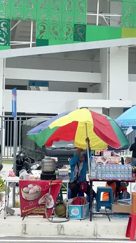 Sangking banyak nya angin,  tenda” pun berterbangan di sport center… #sportcentersumut 