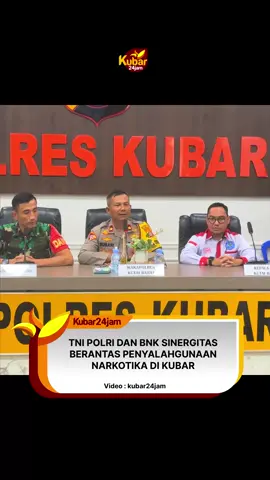 Sinergi TNI-Polri dan BNK Kutai Barat Perkuat Pemberantasan Narkotika SENDAWAR – Komitmen tegas untuk memberantas penyalahgunaan dan peredaran narkotika di wilayah Kutai Barat (Kubar) diperkuat melalui sinergi antara Tentara Nasional Indonesia (TNI), Kepolisian Negara Republik Indonesia (Polri), dan Badan Narkotika Kabupaten (BNK) Kutai Barat. Hal ini disampaikan dalam konferensi pers yang diadakan di Mapolres Kutai Barat pada Sabtu, 22 November 2025, menyusul pengungkapan kasus penyalahgunaan narkotika melibatkan enam terduga pelaku yang ditangkap pada Rabu 19 November 2025 malam oleh Satuan Intel Kodim 0912 dan Badan Intelijen Negara (BIN). Tindakan Tegas dan Apresiasi Kinerja Wakapolres Kutai Barat, Kompol Subari, menyampaikan apresiasi setinggi-tingginya kepada Kodim 0912/KBR dan BNK Kutai Barat atas dukungannya dalam memberantas narkotika. “Kami dengan tegas akan menindak semua pelaku tindak pidana khususnya narkotika. Tidak ada ampun di Kutai Barat. Hal ini sejalan dengan atensi dari Bapak Presiden untuk bersama-sama memerangi kejahatan narkotika,” ujar Kompol Subari. Beliau juga berharap adanya langkah-langkah lanjutan dari BNK untuk mensinergikan tindakan, termasuk kegiatan yang melibatkan seluruh stakeholder untuk bersama-sama memerangi narkoba. Dukungan Penuh dari TNI dan Langkah Asesmen BNNK Komandan Kodim 0912/KBR, Letkol Inf Doni Fransisco, menegaskan dukungan penuh TNI kepada Polres Kutai Barat dalam mengamankan wilayah Kutai Barat dari kegiatan yang melanggar hukum, khususnya narkoba dan juga judi online. “TNI senantiasa mendukung Polres Kutai Barat dalam menegakkan Hukum khususnya dari penyalahgunaan Narkotika sesuai dengan perintah Bapak Presiden bahwa kita harus memerangi narkoba dalam bentuk apapun, penyelundupan, termasuk judi online. Kami senantiasa mendukung Polres Kutai Barat agar wilayah tercinta Kutai Barat bebas dari narkoba,” kata Dandim 0912/KBR. Terkait enam terduga pelaku (lima pria dan satu wanita) yang diamankan oleh Satuan Intel Kodim 0912 Kubar dan Badan Intelijen Negara (BIN) pada Rabu, 19 November 2025, Letkol Inf Doni Fransisco menyatakan bahwa keberhasilan ini berkat kerja sama dan peran masyarakat. Sementara itu, Sekretaris BNK Kutai Barat Jamidi yang turut hadir, menjelaskan tindak lanjut kasus tersebut, enam terduga pelaku penyalahgunaan narkotika tersebut akan diserahkan ke BNN Kaltim untuk menjalani proses Asesmen Terpadu (TAT). “Usai diserahkan kepada kami (BNK Kubar) untuk dilakukan asesmen di Badan Narkotika Provinsi Kalimantan Timur. Dan itu sudah kami lakukan,” jelasnya.  Proses asesmen ini merupakan kesepakatan bersama yang akan menentukan proses hukum selanjutnya, dengan harapan para pelaku penyalahgunaan dapat direhabilitasi. BNK juga berkoordinasi dengan Badan Narkotika Provinsi untuk membentuk Tim Terpadu guna lebih aktif dan intens dalam pemberantasan penyalahgunaan narkotika di Kutai Barat.  #kutaibarat #polreskutaibarat #kodim0912kubar #kubar24jam  