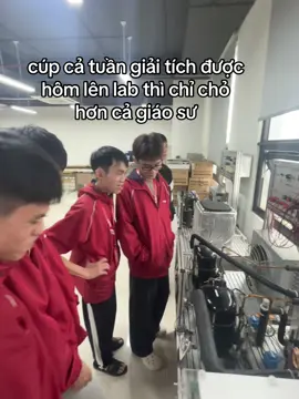 Giáo sư thì sau cũng đi lắp điều hoà thoi🤓🐧#j4f #hust#he1#daihoccogivui #fyp 