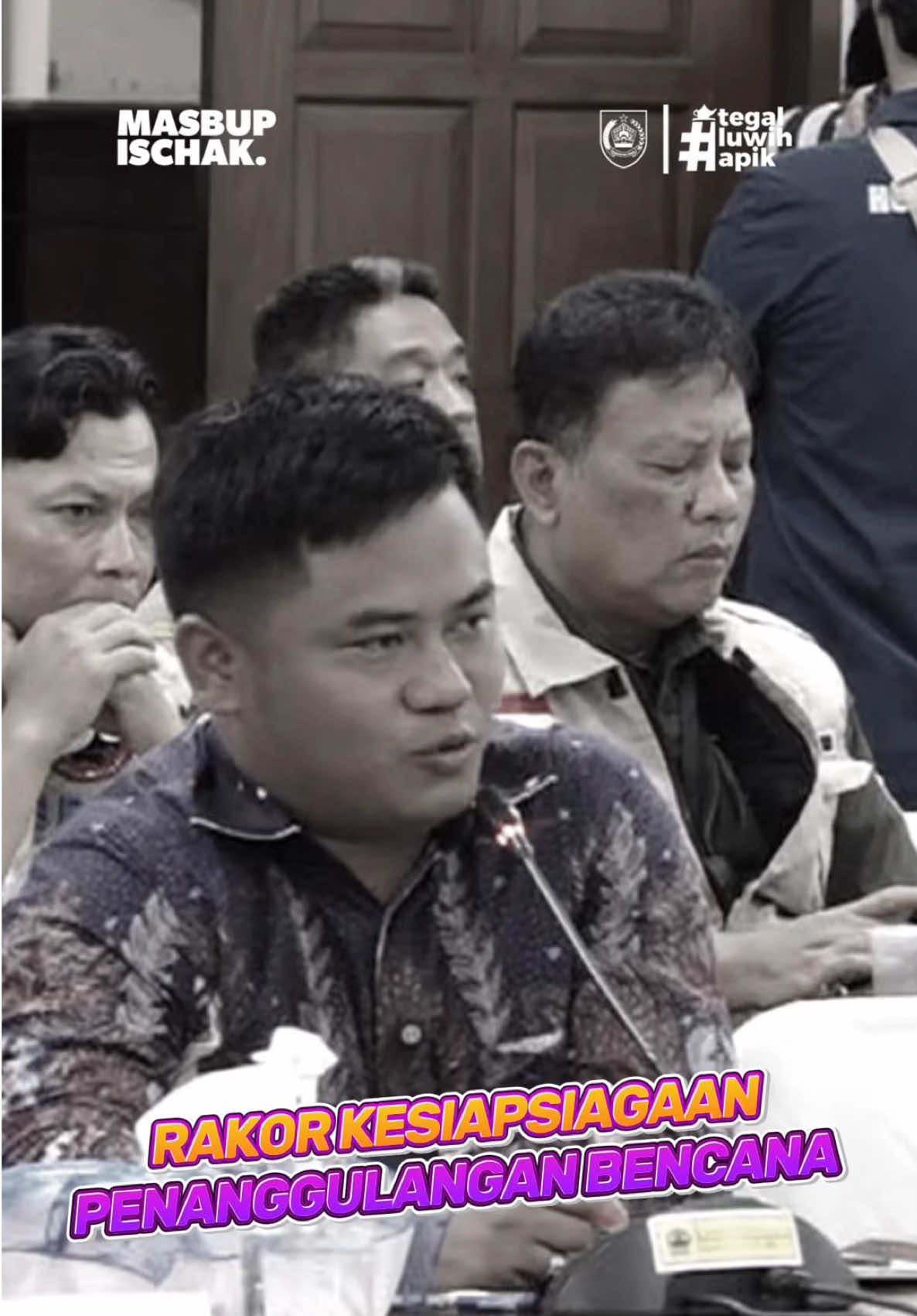 Saya menghadiri Rakor Kesiapsiagaan Pengendalian Bencana yang diselenggarakan oleh Pemerintah Provinsi Jawa Tengah. Dalam kesempatan tersebut, saya menyampaikan kondisi Kabupaten Tegal, khususnya terkait ancaman banjir yang masih terjadi di beberapa wilayah kecamatan. Beberapa wilayah kita membutuhkan perhatian serius, baik dari sisi mitigasi, penanganan darurat, maupun percepatan pembangunan infrastruktur pengendali banjir. Selain itu, saya juga menyoroti isu ketahanan pangan yang kini terdampak oleh sedimentasi cukup tinggi di Bendungan Cipero. Kondisi ini berpengaruh langsung terhadap distribusi air untuk pertanian, sehingga perlu langkah-langkah penanganan lintas sektor agar produktivitas pertanian masyarakat tetap terjaga. #Tegalmaju #TegalTangguh #bupatitegal #ischak