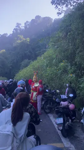 tìm 2 bạn gái nay tặng hoa ở cột cờ#xhtiktok #bavi #bavi23thang11 