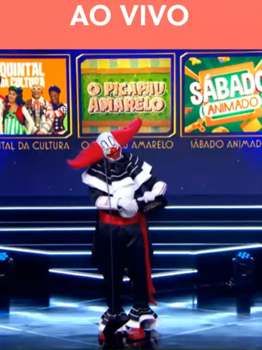 Mateus Solano brilhou no Troféu Imprensa 2025, recebendo três prêmios por suas atuações marcantes em novelas como Viver a Vida e Amor à Vida. Sua presença foi um dos destaques da cerimônia, que reuniu grandes nomes da TV brasileira. O ator foi homenageado por personagens que marcaram época, como Jorge e Miguel em Viver a Vida e o icônico Félix em Amor à Vida. Esses papéis consolidaram sua carreira e o tornaram um dos grandes nomes da teledramaturgia nacional. Durante o evento, Solano também refletiu sobre o papel social das novelas e criticou a dependência atual de patrocinadores, mostrando sua postura crítica e engajada Terra. Mateus Solano marca presença no Troféu Imprensa 2025. A ... tiktok.com Outro ponto marcante foi que esta edição do Troféu Imprensa foi a primeira sem Silvio Santos, histórico apresentador da premiação. A ausência dele deu um tom nostálgico ao evento, mas também abriu espaço para novas conduções, com Patrícia Abravanel e Celso Portiolli à frente. gshow Troféu Imprensa: famosos gravam edição 2025 do prêmio em São Paulo Mostrar tudo Primeira vez do Troféu Imprensa sem o Silvio Santos | Hora ... youtube.com A trajetória de Solano foi celebrada não apenas com prêmios, mas também com depoimentos emocionantes sobre sua importância para a TV. Ele se destacou como um artista versátil, capaz de transitar entre personagens complexos e carismáticos, conquistando público e crítica. portalleodias.com Mateus Solano comemora trajetória na TV com três prêmios no Troféu ... 🎭 Personagem Bozo, o Palhaço: personagem infantil criado nos EUA nos anos 1940, que se tornou muito popular em diversos países. No Brasil, o programa Bozo foi exibido pelo SBT entre os anos 1980 e 1990, com vários atores interpretando o palhaço (como Arlindo Barreto, Luís Ricardo e Décio Roberto). Era um ícone da TV infantil, com brincadeiras, desenhos animados e participação de crianças no auditório. 📚 Cultura O nome “Bozo” também virou expressão popular para se referir a alguém considerado bobo ou atrapalhado. Em alguns contextos, é usado de forma pejorativa ou como apelido irônico. Mostrar tudo Emoção Pura: A História de Mateus Solano tiktok.com Explore mais Aqui está um registro visual da presença de Mateus Solano no evento: Ele se tornou um dos grandes protagonistas da noite, reforçando sua relevância na teledramaturgia brasileira e mostrando que continua sendo uma figura central na cultura televisiva do país. 2025-05-04 19-41-43 [1]