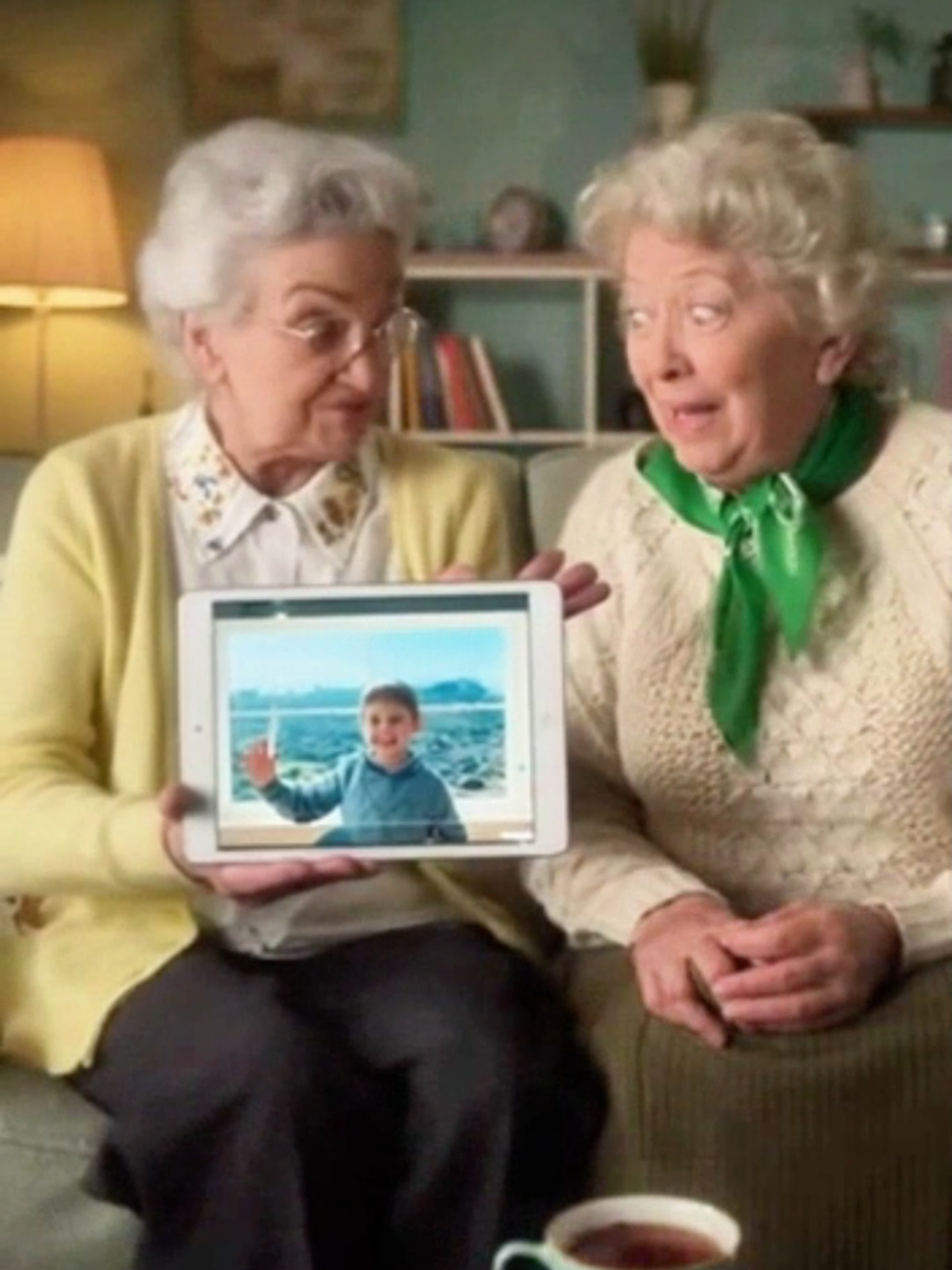 😂📱 „On macha, ja macham!” – babcie odkrywają wideo-rozmowę 👵🎥 „WIDZISZ?! Jak to widzisz?!” – magia tabletu 🤯📲 Babcie i wideo-połączenie – śmiech gwarantowany Dwie babcie trzymają tablet i przeżywają swoją pierwszą prawdziwą wideo-rozmowę. 📲🎥 Jedna z nich z zachwytem pokazuje, że widzi i słyszy wnuka aż z Gdańska, jakby siedział w pokoju obok. Reakcja drugiej to mieszanka zdziwienia, niedowierzania i domowego humoru — pytanie „jak to widzisz?!” brzmi absolutnie szczerze. Cała scena przypomina ciepłą, swojską komedię o tym, jak nowe technologie wchodzą do codziennego życia, wywołując śmiech, radość i dziecięcy zachwyt. Babcie machają do ekranu, cieszą się jak w kinie, a całe zamieszanie kończy się wspólnym okrzykiem: „Technologia!”. Wśród naturalnych reakcji pojawiają się tematy: rozmowy wideo, tablety, połączenia na odległość, rodzinne kontakty i komiczne momenty, które zna każdy, kto próbował wytłumaczyć starszym osobom działanie nowych urządzeń. Lekko, przyjemnie i bardzo „z życia”. Legal disclaimer Ten materiał jest fikcyjny i humorystyczny. Dialog oraz przedstawiona scena zostały stworzone z pomocą sztucznej inteligencji i nie stanowią prawdziwej reklamy ani rzeczywistego produktu. This content is fictional and humorous. The dialogue and situation were created with the assistance of artificial intelligence and do not represent real advertising or an actual product. Subskrybuj ❤️ Polub 👍 Skomentuj 💬 #humor #babcie #komedia #technologia #wideorozmowa #tablet #codzienność #śmieszne #rozmowy #życie Celem naszych filmów jest dostarczanie rozrywki i wiedzy, często poprzez satyrę. Nie traktujcie wszystkiego całkiem serio :) Ten materiał został wygenerowany z wykorzystaniem AI.