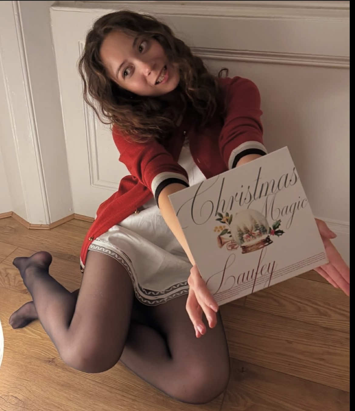 Christmas magic!!! 🪄🎄 #laufey #lyrics #lauvers #fyp #foryoupage @laufey @laufeyland 