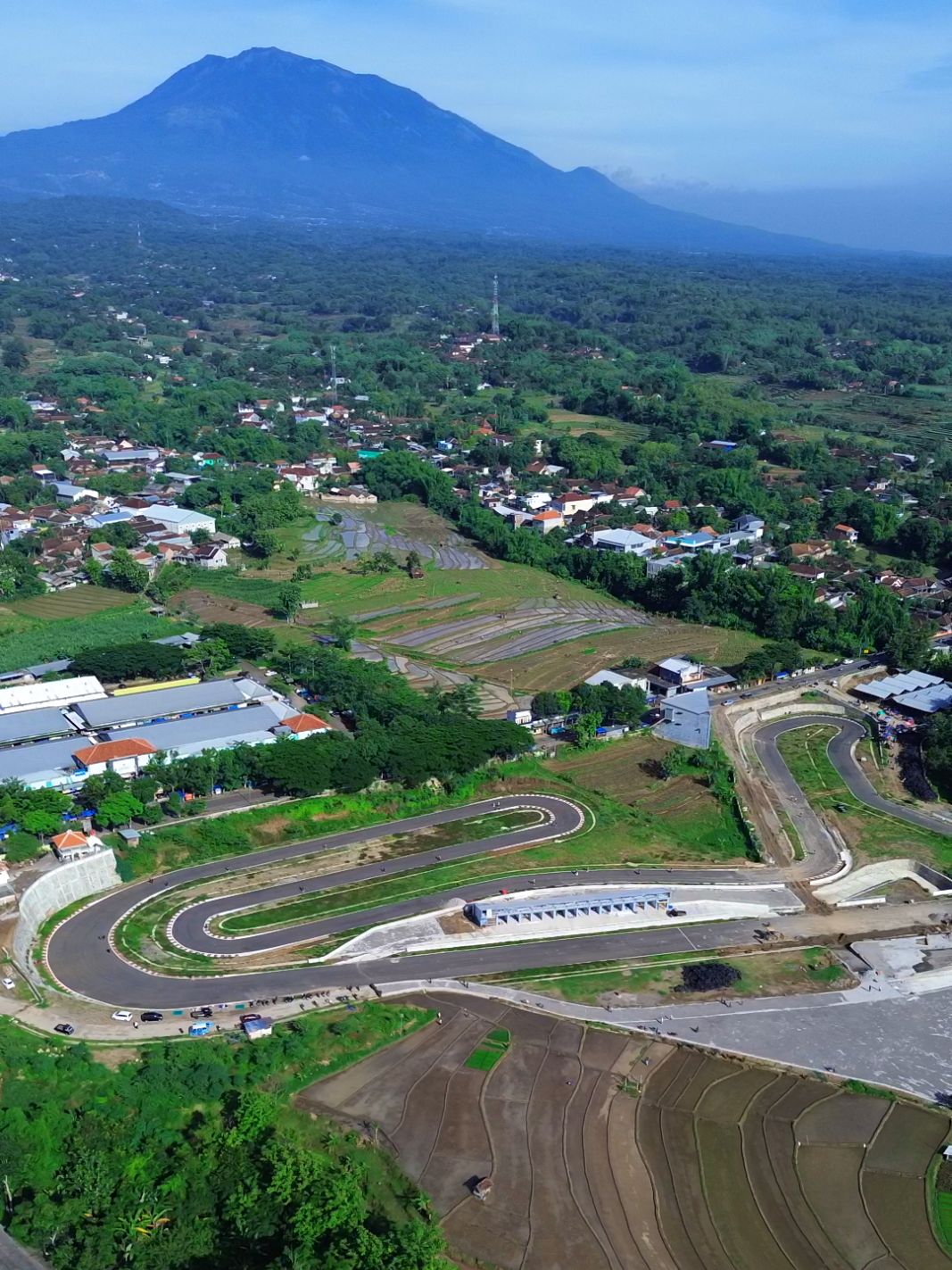 Sirkuit Magetan iki wes ora kalah karo Mandalika, View-e jos gandos, gununge ketok gagah tenan. Pokok’e Race neng kene rasane wahh… Magetan tetep nomor siji #sirkuitmagetan  #magetan24jam  #magetan  #ViewGandoss #sirkuitparangmagetan 