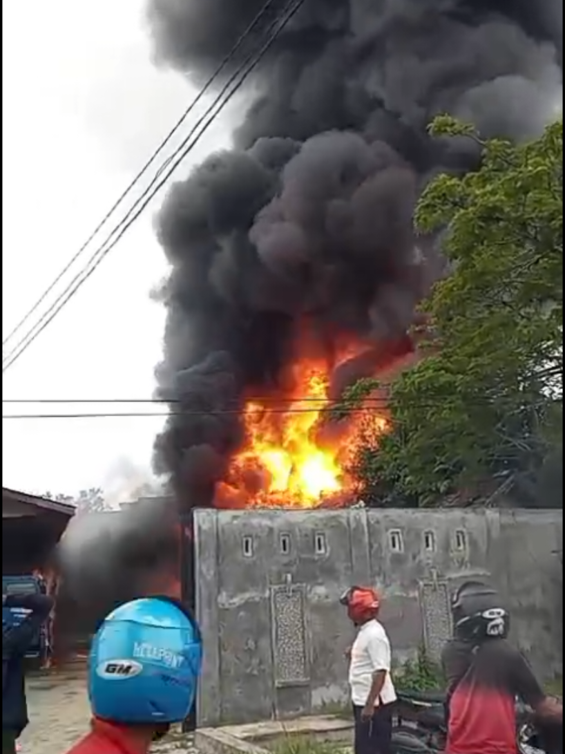 kebakaran di jalan kembali kota sampit hari ini minggu,23/11/25 #kebakaran 