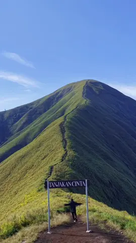 TANJAKAN CINTA | BUKIT ANAK DARA | Worth every step👣#tanjakancinta #sembalun #lomboktimur #lombokpride🌴 #fyp 