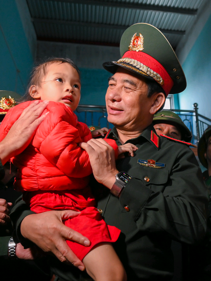 Khoảnh khắc ấm áp dễ thương trong mùa lũ🥰 #phanvangiang #daituongphanvangiang 