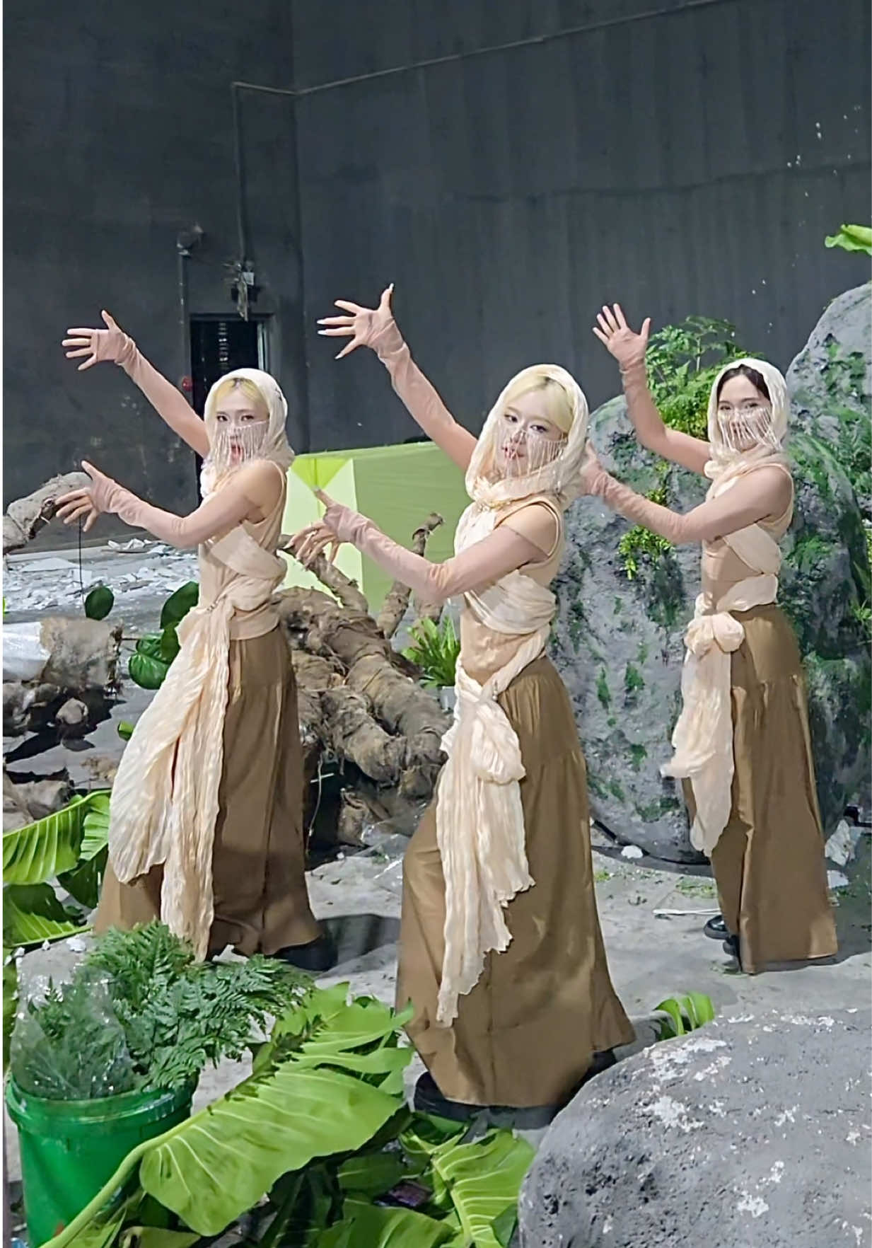 Mọi người xem nhảy đoán được tên bài khum 😜??? Chưa kịp xem tập này luôn 🤧 (dc c iu @vitden )@elise in nanaland 🐰 @gái đẹp đi nhải✨ @Mason Nguyễn @Vũ Cát Tường @Phạm Đình Thái Ngân @hustlang_robber @Jey B #teana #teanareview #teanahaitra #anhtraisayhi #atsh 