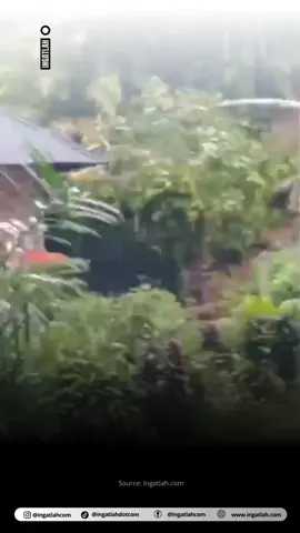 INGATLAH – Intensitas cuaca ekstrem yang melanda Sumatera Barat beberapa hari terakhir mencapai puncaknya di Kabupaten Agam, Minggu (23/11), sekitar pukul 11.30 WIB. Bencana longsor besar terjadi di Jalan Tanah Liek, Jorong Silungkang, Nagari Tigo Koto Silungkang, Kecamatan Palembayan, menimbulkan dampak signifikan. Peristiwa longsor tersebut tidak hanya menutup akses jalan utama, tetapi juga menghantam permukiman warga. Dilaporkan, dua unit rumah terdampak langsung material longsoran. Parahnya, puing dan material tanah juga menimpa sebuah mobil yang sedang terparkir di area tersebut. #agam #longsor #palembayan 