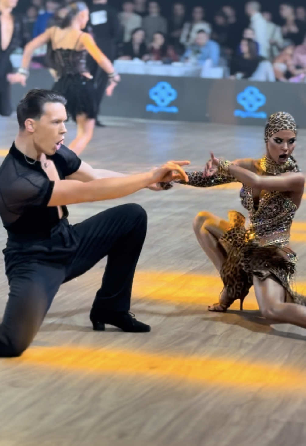 VLADYSLAV&DANIELLA Freedom to People Dance Festival 2025 — Київ, де танець звучить голосніше за слова. 🔥 Два дні драйву, сотні пар, десятки клубів і найбільш атмосферна локація столиці — саме тут народжуються нові перемоги. Стандарт, латина, Pro-Am, юніори та дорослі — кожен вихід на паркет був історією. Енергія, емоції, боротьба до останнього кроку. Це не просто змагання — це свобода руху, мистецтво та сила людей, які живуть танцем. Якщо ти був тут — ти відчув це серцем. Якщо ні — дивись і занурюйся в атмосферу фестивалю. 💥✨ #ballroomdanceua #freedomtopeople #kyivdancefestival #ballroomdance #latin 