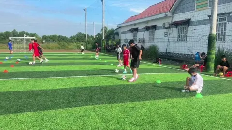 Sáng Chủ nhật, các bạn nhỏ Thới Thuận ra sân tập luyện bóng đá cùng Dừa Lửa FC, thêm năng lượng và thắp lên đam mê vận động mỗi ngày.