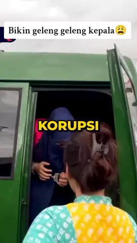 Seorang kepala sekolah di Kabupaten Gowa, Sulawesi Selatan, SH, ditahan oleh tim Kejaksaan Negeri (Kejari) Sungguminasa pada Jumat (14/11/2025). Ia diduga terlibat dalam tindak pidana korupsi dana Bantuan Operasional Sekolah (BOS) dengan total kerugian negara mencapai Rp1,3 miliar. Faizah, Kepala Seksi Pidana Khusus Kejari Sungguminasa, mengungkapkan bahwa aksi korupsi yang dilakukan SH berlangsung dari tahun 2018 hingga 2023. Dari hasil penyelidikan, SH terbukti melakukan pengeluaran anggaran fiktif, markup harga barang, dan penggunaan perusahaan pribadinya untuk pengadaan barang dan jasa. SH dijerat dengan Pasal 3 Undang-Undang Pemberantasan Tindak Pidana Korupsi, yang mengancam pelaku dengan hukuman 15 hingga 20 tahun penjara. .  .  #korupsi #kepalasekolah #beritaviral #beritatiktok #fyp 