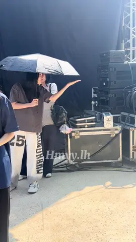 “Linh ơi thơm em với” =)))) #LYHAN 