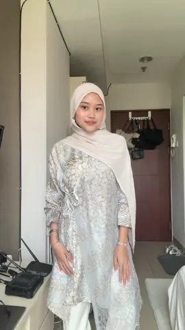 genuinely felt so pretty in this blouse 