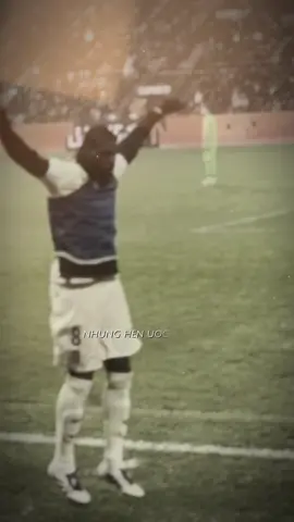 Tên đầy đủ: Paul Labile Pogba   Ngày sinh: 15/3/1993   Nơi sinh: Lagny-sur-Marne, Pháp   Chiều cao: ~1,91 m   Vị trí: Tiền vệ trung tâm   ⸻ Con đường sự nghiệp Khởi đầu Pogba bắt đầu chơi bóng từ khi còn rất nhỏ ở CLB Roissy-en-Brie, sau đó sang Torcy.   Năm 2007, anh gia nhập lò đào tạo trẻ Le Havre.   Năm 2009, Pogba sang Anh để gia nhập đội trẻ của Manchester United.   Sự nghiệp chuyên nghiệp Manchester United (lần đầu): Pogba bắt đầu chơi đội một MU vào khoảng năm 2011–2012, nhưng ít cơ hội ra sân.   Juventus (2012–2016): Chuyển đến Juventus theo dạng tự do. Tại đây, Pogba trở thành một trụ cột và giành nhiều danh hiệu Serie A.   Trở lại Manchester United (2016–2022): MU mua lại Pogba với mức phí cực cao (lúc đó là kỷ lục).   Juventus lần 2 (2022–2024): Anh trở lại Turin, nhưng quãng thời gian này gặp nhiều khó khăn.   AS Monaco (từ 2025): Sau khi bị đình chỉ vì doping và án phạt được giảm, Pogba ký hợp đồng 2 năm với Monaco để tái khởi động sự nghiệp.   ⸻ Sự nghiệp đội tuyển quốc gia Pogba đã chơi cho các đội trẻ Pháp (U16, U17, U18, U20…) trước khi lên đội tuyển chính.   Một trong những cột mốc lớn: Pogba dẫn dắt đội U-20 Pháp giành World Cup U-20 năm 2013 và được bầu là “Cầu thủ hay nhất giải”.   Ở đội tuyển Pháp lớn: Pogba tham dự World Cup 2014 (được trao giải Cầu thủ trẻ hay nhất)   Đỉnh cao: Pogba là thành viên đội tuyển Pháp vô địch World Cup 2018.   Còn giành UEFA Nations League cùng Pháp.   ⸻ Danh hiệu và giải thưởng Câu lạc bộ: Với Juventus: nhiều danh hiệu Serie A liên tiếp.   Với Manchester United: Europa League, Cúp Liên đoàn.   Cá nhân: Golden Boy (giải thưởng cho cầu thủ trẻ xuất sắc) năm 2013.   Giải “Cầu thủ trẻ hay nhất” World Cup U-20 2013.   Vào đội hình tiêu biểu của UEFA, FIFA…   ⸻ Những thăng trầm, tranh cãi Pogba từng bị cấm thi đấu vì dương tính doping (chất DHEA).   Hợp đồng với Juventus bị chấm dứt do vấn đề ngoài sân cỏ.   Tâm lý và phong độ của Pogba nhiều lần được đưa ra tranh luận: có lúc được khen tài năng, lúc bị chỉ trích vì không ổn định.   ⸻ Cuộc sống cá nhân Cha mẹ Pogba là người gốc Guinea.   Anh là người theo Hồi giáo.   Pogba nổi tiếng không chỉ vì bóng đá: anh thích thời trang, âm nhạc, thường để kiểu tóc nổi bật.   Gia đình: Pogba có hai anh em cũng chơi bóng đá (Florentin và Mathias).  #pogba #back #monaco #xhhhhhhhhhhhhhhhhhhhhhhh #playerofthematch 