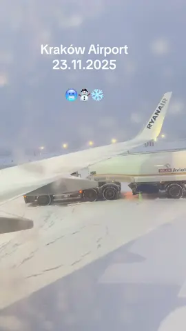 Kraków, Balice 23.11.2025 Nagly atak zimy🥶⛄️❄️ #balice #ryanair #winter #snow #troubles 