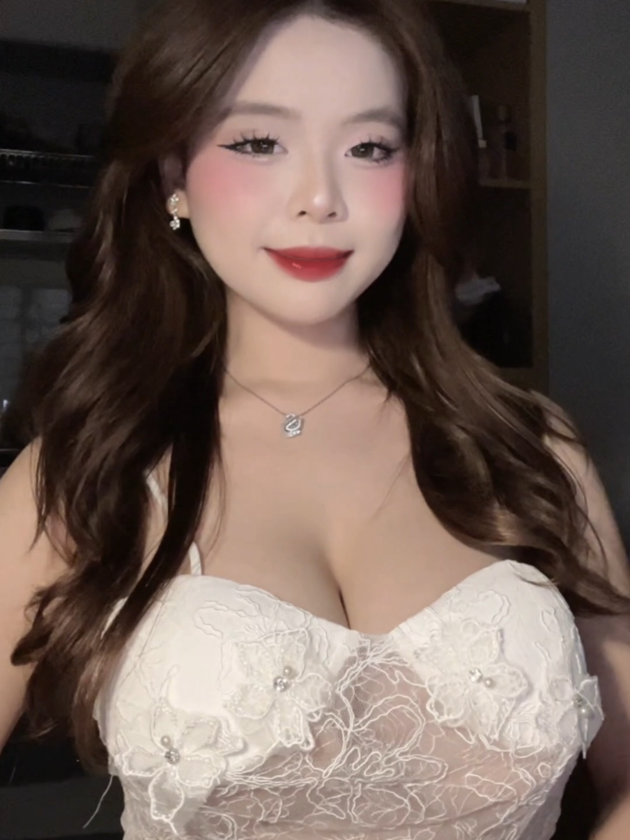 Cô ấy có túi khí như e k a?