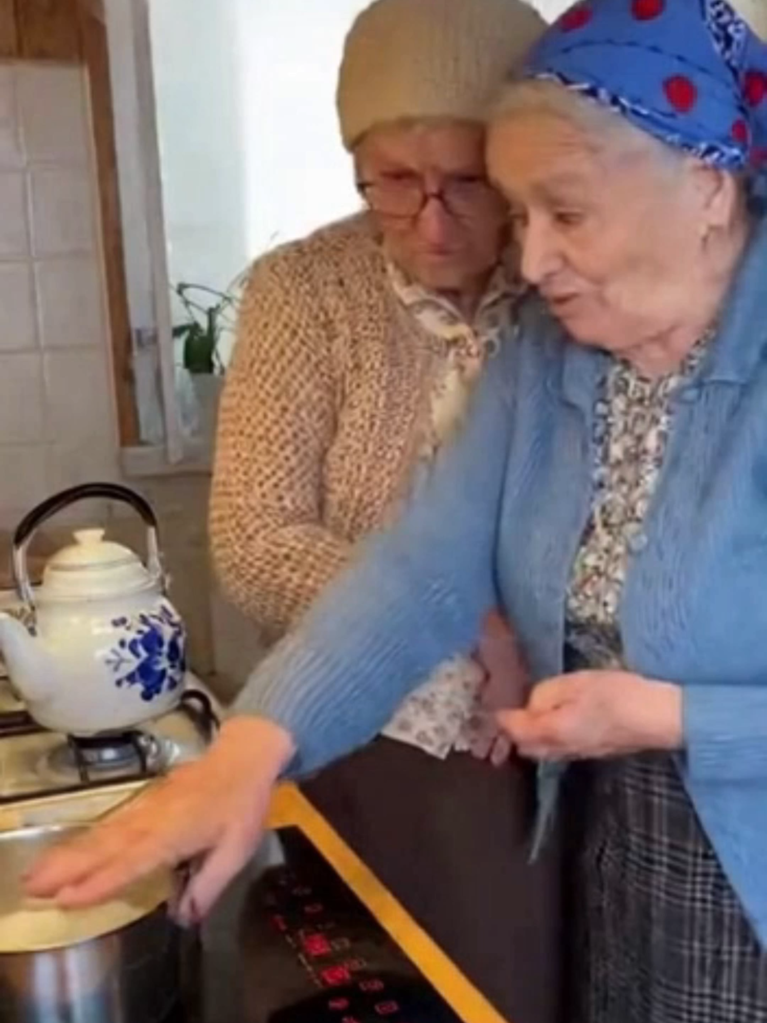 🔥❄️ „Gotuje bez ognia?!” – babcie odkrywają indukcję 😂🍲 Magia w kuchni – babcie kontra nowa kuchenka 🤯👵 „Diabelstwo!” – gdy technologia miesza w garach Dwie babcie spotykają się w kuchni i przypadkiem wpadają na temat, który dla wielu brzmi jak czary — gotowanie bez ognia. 🍲✨ Stanisława chwali się nową kuchenką indukcyjną, która podgrzewa garnek, ale sama pozostaje zimna. Kazimiera reaguje tak, jak tylko babcia potrafi: zdziwieniem, lekkim strachem i ogromną ciekawością. W ich rozmowie pojawia się cały urok codziennych scen „z życia”, gdzie nowoczesna technologia zderza się z dawnymi przyzwyczajeniami. Zaskoczenie miesza się ze śmiechem, a prosta kuchnia zamienia się w małą, domową komedię. Ta sytuacja pokazuje typową reakcję starszego pokolenia na nowe wynalazki — trochę magii, trochę niedowierzania i szczera potrzeba powrotu do tego, co znane. Ciepły humor, naturalne dialogi i kuchenny klimat tworzą klasyczną scenę, którą każdy rozpozna z własnego domu. Legal disclaimer Ten materiał ma charakter humorystyczny i fikcyjny. Dialog oraz przedstawiona sytuacja zostały stworzone z pomocą sztucznej inteligencji i nie stanowią prawdziwej reklamy ani rzeczywistego produktu. This content is humorous and fictional. The dialogue and situation were created with the assistance of artificial intelligence and do not represent real advertising or an actual product. Subskrybuj ❤️ Polub 👍 Skomentuj 💬 #humor #babcie #komedia #kuchnia #indukcja #technologia #gotowanie #domowezżycia #śmieszne #codzienność Celem naszych filmów jest dostarczanie rozrywki i wiedzy, często poprzez satyrę. Nie traktujcie wszystkiego całkiem serio :) Ten materiał został wygenerowany z wykorzystaniem AI.