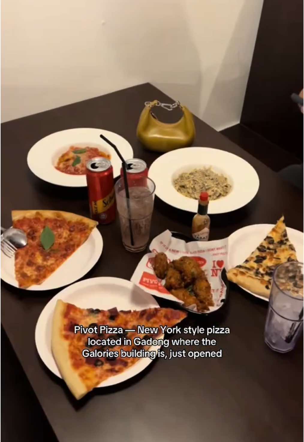 Pivot Pizza — is it worth trying? Genuinely, yes. If you’re looking for a pizza place that can serve you just a slice, babes just go. #brunei #pivotpizza 