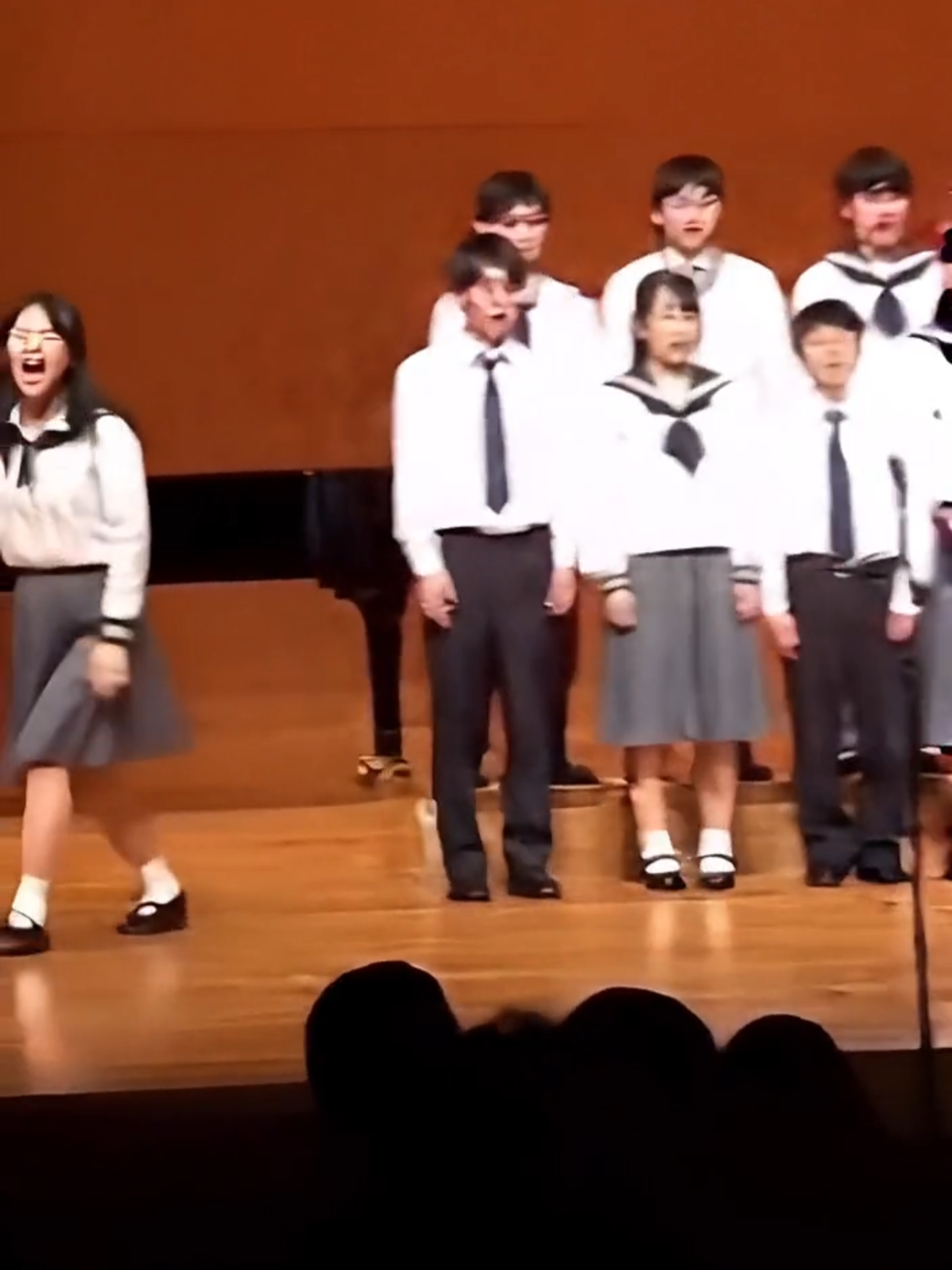 合唱コンクールで女子生徒が突然悪魔に憑りつかれるハプニング #AI動画 #sora2 #合唱コンクール #奇行