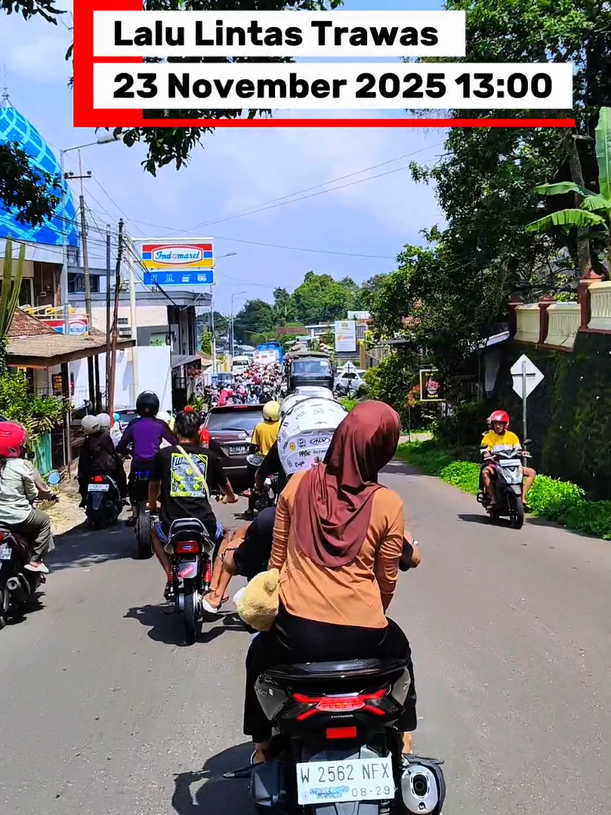 lalu lintas Trawas siang ini #lalulintas #trawas #mojokerto #cafe #rute 