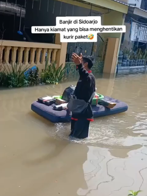 Momen unik pengiriman paket di tengah banjir di Sidoarjo menjadi viral setelah sebuah video memperlihatkan seorang kurir menarik perahu karet untuk mencapai alamat penerima yang terendam air. Peristiwa tersebut terjadi pada Rabu (19/11/2025), ketika hujan lebat mengguyur wilayah Sidoarjo sejak pukul 14.00 hingga 18.00 WIB dan membuat akses jalan sulit dilalui. Alih-alih membatalkan pengiriman, kurir tersebut memilih mencari cara alternatif agar paket tetap sampai ke tangan pelanggan. Perahu karet menjadi solusi untuk menembus genangan, sekaligus menunjukkan dedikasi dan tanggung jawab seorang pekerja yang berupaya menjaga pelayanan tetap berjalan meski dalam kondisi banjir. #viral #viralvideo #viraltiktok #virall #newspedia #fyp #fypシ #reels #viralvideos #fyppppppppppppppppppppppp #fypシ゚ #fyppp #fypdong #fypage #foryou #foryoupage