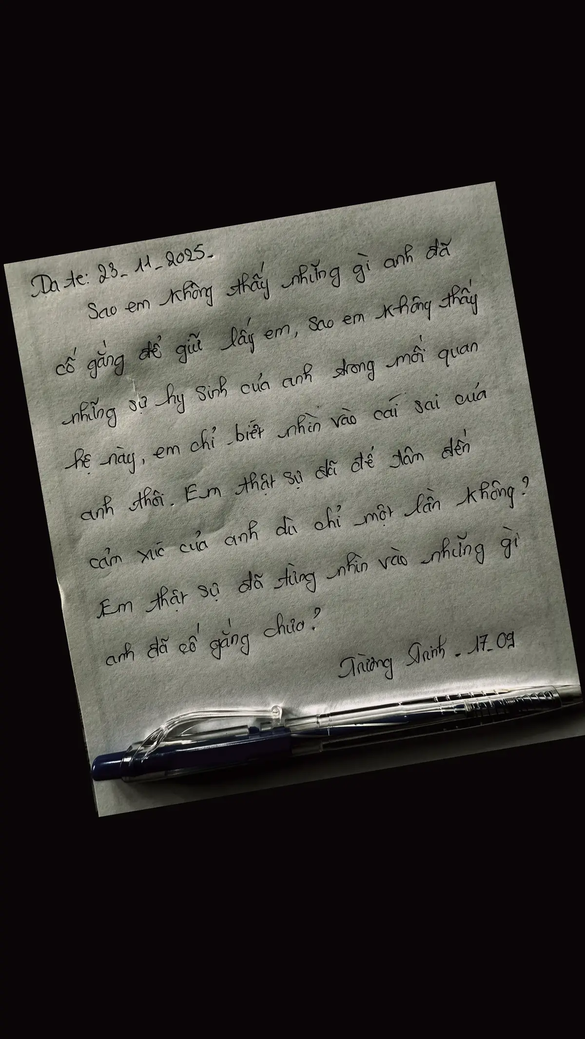 Đến cuối cùng anh mất tất cả, mất luôn cả em! Suy cho cùng chỉ còn lại một trái tim tan nát từ yêu hết lòng, anh cứ nghĩ thật lòng sẽ giữ được em, anh muốn chứng minh cho em thấy giữa người tệ với em vẫn còn có người thương em, nhưng cuối người em chọn không phải là anh. Anh không tiết với em bất kì điều gì, anh chỉ tiết tại sao lại đối xử với một người thương em hơn cả mạng của mình, tại sao lại đối xử với tình cảm của anh như vậy. Một kẻ mồ côi thì không đáng được trân trọng hả em. Anh đã để em phải chịu một chúc thiệt thòi nào chưa tại sao lại đối xử với tình cảm của anh như thế?