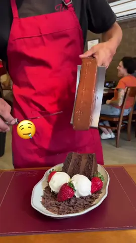 I want you in my tummy 😋 #Foodie #cake #chocolate #satisfying #relaxing (via pecattosp/IG)