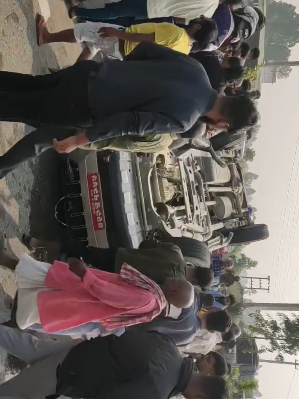 जनकपुर आउँदै गरेको भ्यान महेन्द्रनगर नजिक तिव्रगतिको कारण सडकमै पल्टेर दुर्घटनामा, ४ जना घाइते  नक्टाझिझमा पुन: दुर्घटना भएको छ.... #janakpur #mahendranagar #news24मधेस #NewsUpdate 