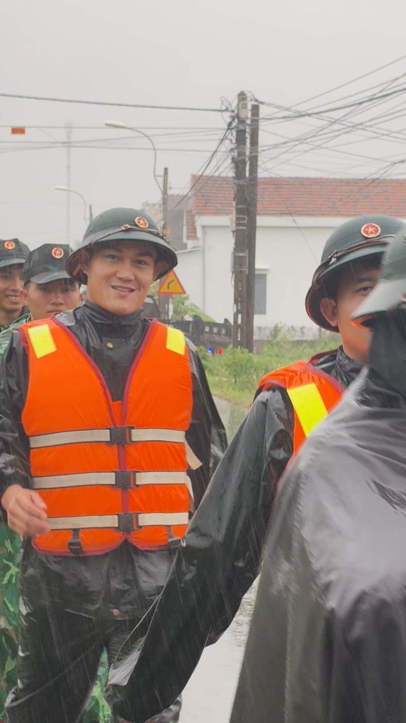 BỘ ĐỘI VỀ RỒI ! CÁC CHÚ VỀ GIÚP DÂN RỒI ! là câu nói vừa mừng vừa khóc ở người dân quê em. Cảm ơn các đồng chí. #lulụt2025 #HòaMỹHòaThịnh