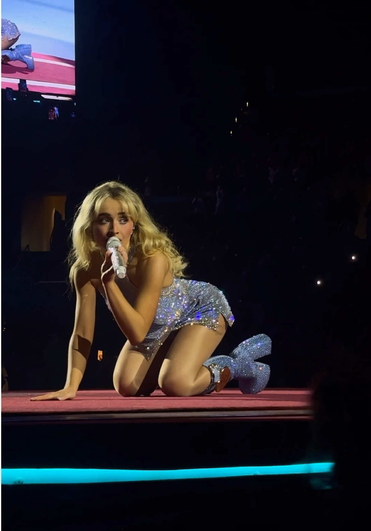 Tonight’s ‘Juno’ position is inspired by Sabrina’s ‘Man’s Best Friend’ album cover!!! 😭 #sabrinacarpenter #lashortnsweet #shortnsweettour #fypシ #junoposition  Video Credits - @sabrinasemailz on twitter 