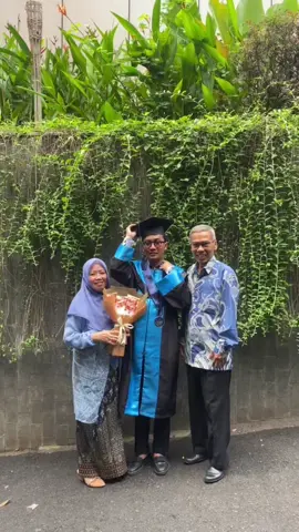 Alhamdulillah akhirnya,sorry harus menunggu 6 tahun. #wisuda #wisuda2025 #ibu #ayah 