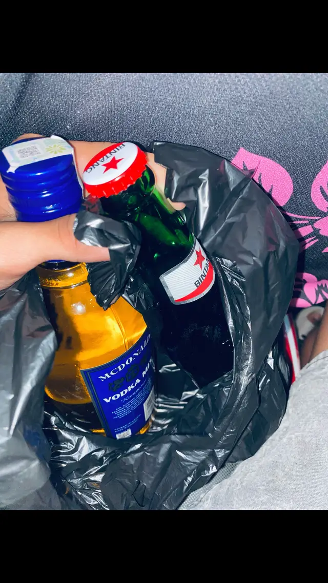 Berikut cara mudah membuatnya: Bahan-bahan: 10 buah cabai merah keriting 6 buah cabai rawit merah 3 siung bawang putih 1 buah kemiri 6 siung bawang merah 1 ruas kelingking kencur Kerupuk oren secukupnya. Minyak goreng 1 sdm cabai bubuk Daun bawang Garam dan kaldu jamur Cara membuat: Rebus ceker sampai empuk dan kenyal. Lalu, sembari menunggu ceker empuk, panaskan minyak untuk menumis. Kemudian, tumis bumbu halus sampai harum Setelah harum dan berubah warna, tambah cabai bubuk. Tumis hingga bau langunya menghilang. Berikutnya, tambahkan sedikit air rebusan ceker. Masukan kerupuk oren, rebus sampai kenyal dan matang. Setelah matang, masukan ceker dan tambahkan garam dan kaldu jamur. Koreksi rasa. Terakhir, taburi daun bawang. Matikan api. Seblak ceker siap kamu santap selagi hangat. #fyp#galau#foryou #4upage 