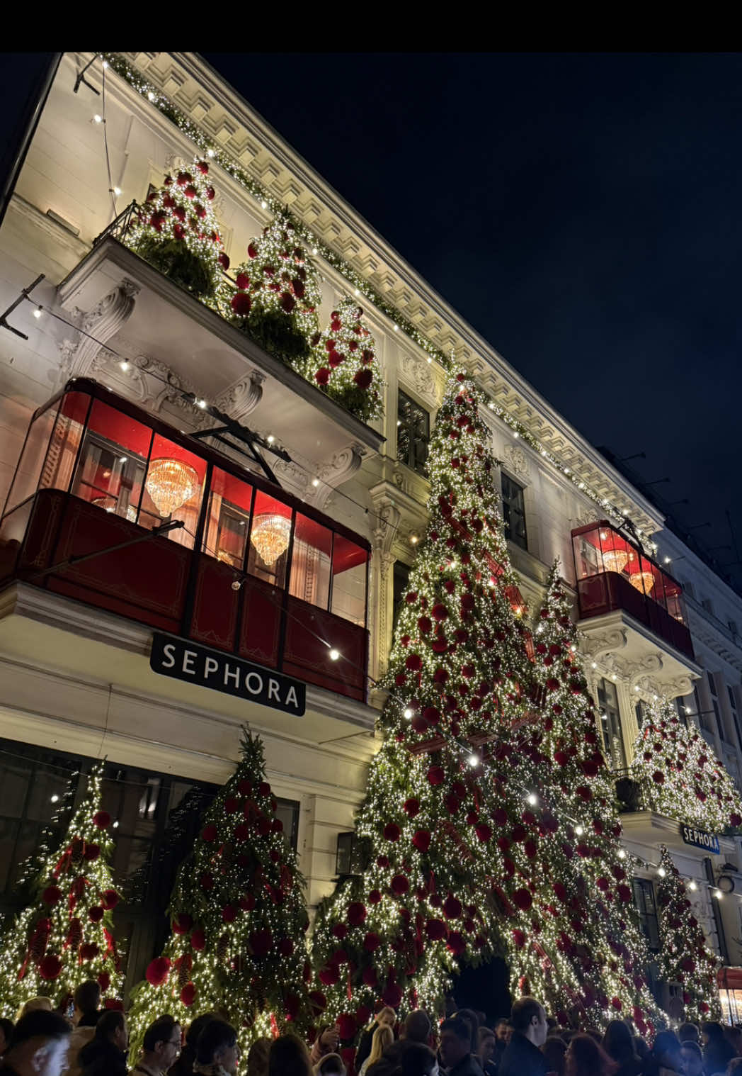@Sephora Romania X @Floraria Iris stealing the show #bucharest #decoration #christmastree