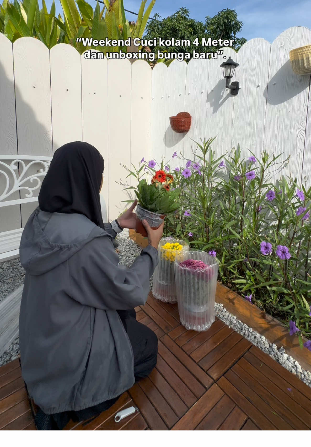 Dah beli pool nak kena cuci plak tapi tak sangka setinggi tu kolam tu🤣 ayoyo memang tugas suri rumah ni multitasking okey🤭  Dah bertambah kerja mami kat rumah ni selain jaga pokok kena cuci kolam plak ye Tuan Puan. Weekend anak anak Enjoys lah. Maafkan saya jiran lately sejak ada garden ni asik bising ja.  Mami rasa mami hanya semangat share reel garden ja yang dalam tempat job review mami🫰🏻
