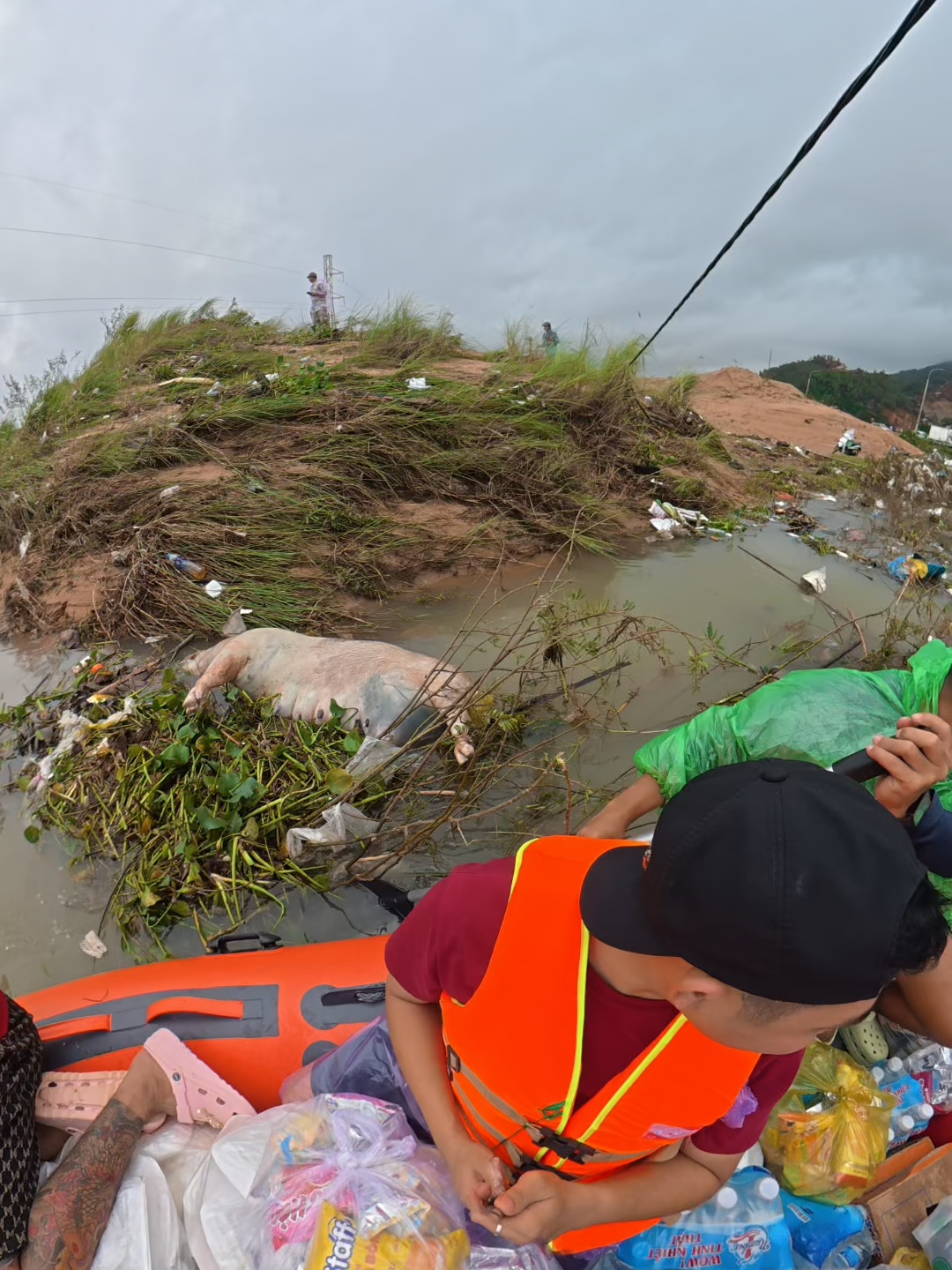 Thảm cảnh vào nơi lụt 4 ngày tình cảm bà con Phú Yên thiệt thương
