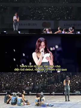 Đứa trẻ 16 tuổi năm ấy bị đối xử tàn nhẫn, bị vùi dập giữa một nơi xa lạ không có người thân bên cạnh. Nỗi nhớ nhà cứ thường trực mà không biết phải làm gì ngoài cố gắng sống xen lẫn với những cô đơn và tuyệt vọng, nhiều lần muốn buông xuôi tất cả. Nhưng chính sự kiên trì, ý chí không chịu gục ngã và ngọn lửa đam mê vẫn âm ỉ trong tim đã giữ em đứng vững. Và rồi 10 năm sau, em trở lại mạnh mẽ hơn, trưởng thành hơn, để đứng trên chính mảnh đất đã sinh ra mình, một lần nữa toả sáng bằng chính ánh sáng của mình. Cảm ơn Tzuyu rất nhiều vì đã không từ bỏ dẫu đã chịu nhiều tổn thương và khổ cực. Cảm ơn các chị đã chăm sóc, yêu thương và bảo vệ đứa nhỏ này trong 10 năm qua 💙#tzuyu #twice 