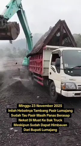 Nekad Nambang Pasir Minggu 23 November 2025 Inilah Hebatnya Tambang Pasir Lumajang. Sudah Tau Pasir Masih Panas Berasap Nekat DiMuat, Meskipun Sudah Dapat Himbauan Dari Bupati Lumajang. #tambangpasir #semerulumajang #pasirlumajang #semeru #erupsi 