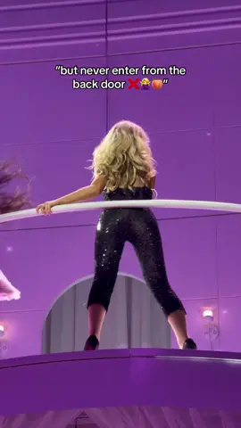 PT: Sabrina Carpenter performando House Tour  durante a LA Short n’ Sweet N5. EN: Sabrina Carpenter performing House Tour during Los Angeles Night 5. || #sabrinacarpenter #carpentersoftiktok #shortnsweettour #housetour #mansbestfriend 